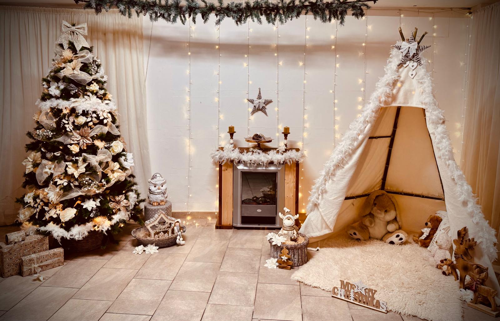 Scenografia di Natale con albero bianco e tenda